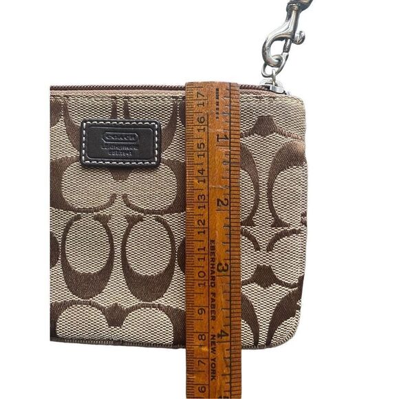 Coach Corner Zip in Signature Canvas
Coach tan brown trim - Picture 6 of 8